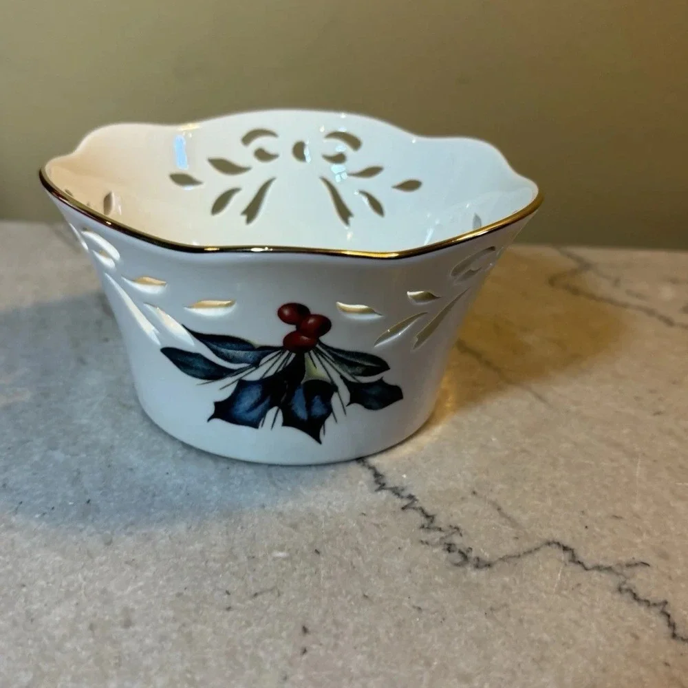 Lenox Winter Greetings Pierced Holly Design‎ Small Bowl New In Box